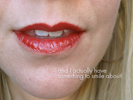 Een close-up afbeelding van de lippen van een vrouw met een rode lippenstift