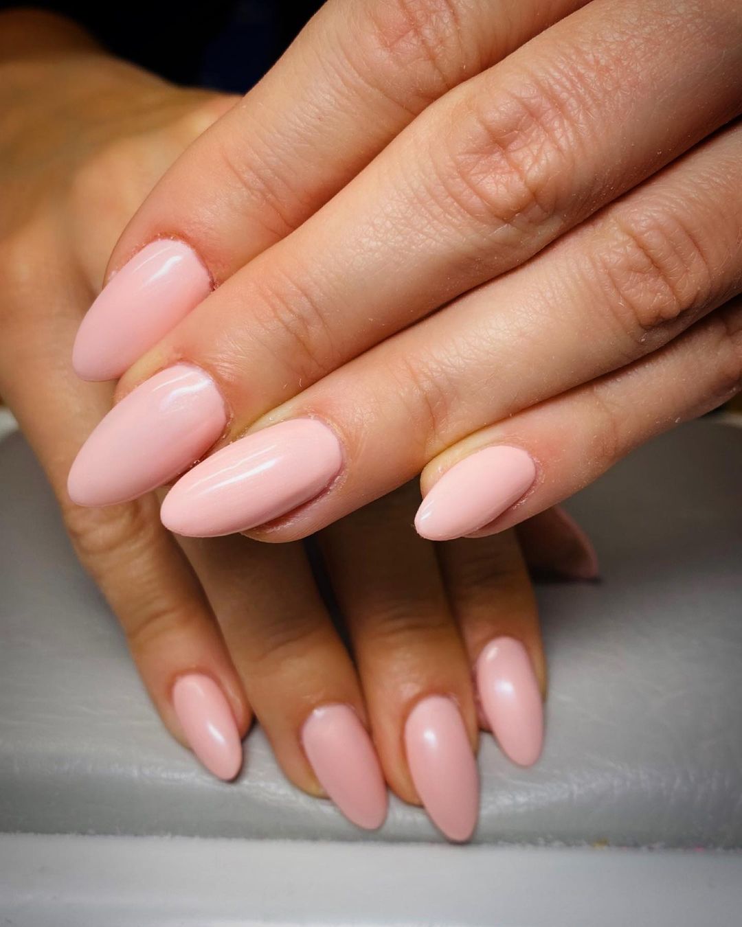 Nude roze nagels voor een zachte en vrouwelijke touch