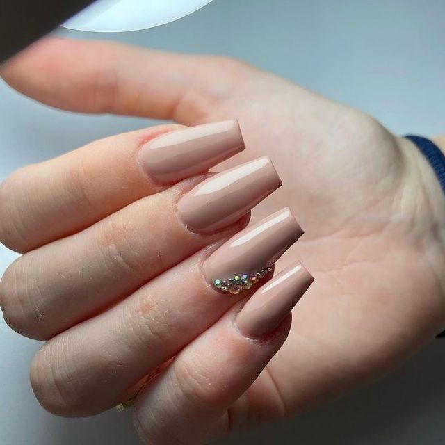 Nude nagels met diamanten patroon voor een dure look