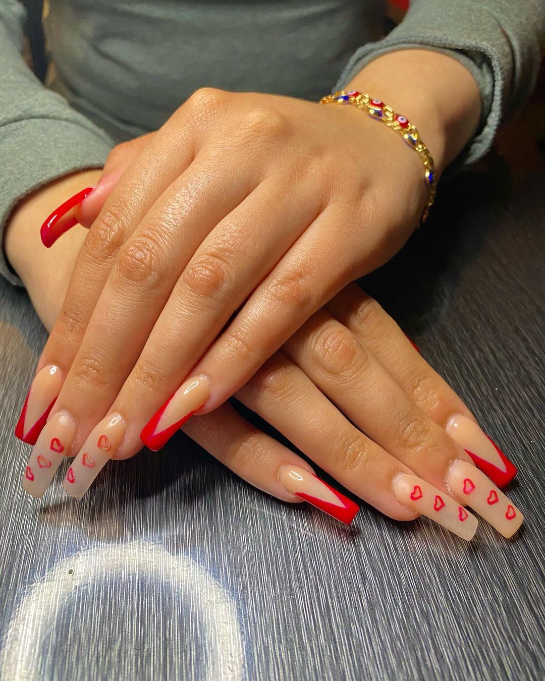 Rode en nude nagels voor een hete en sexy look