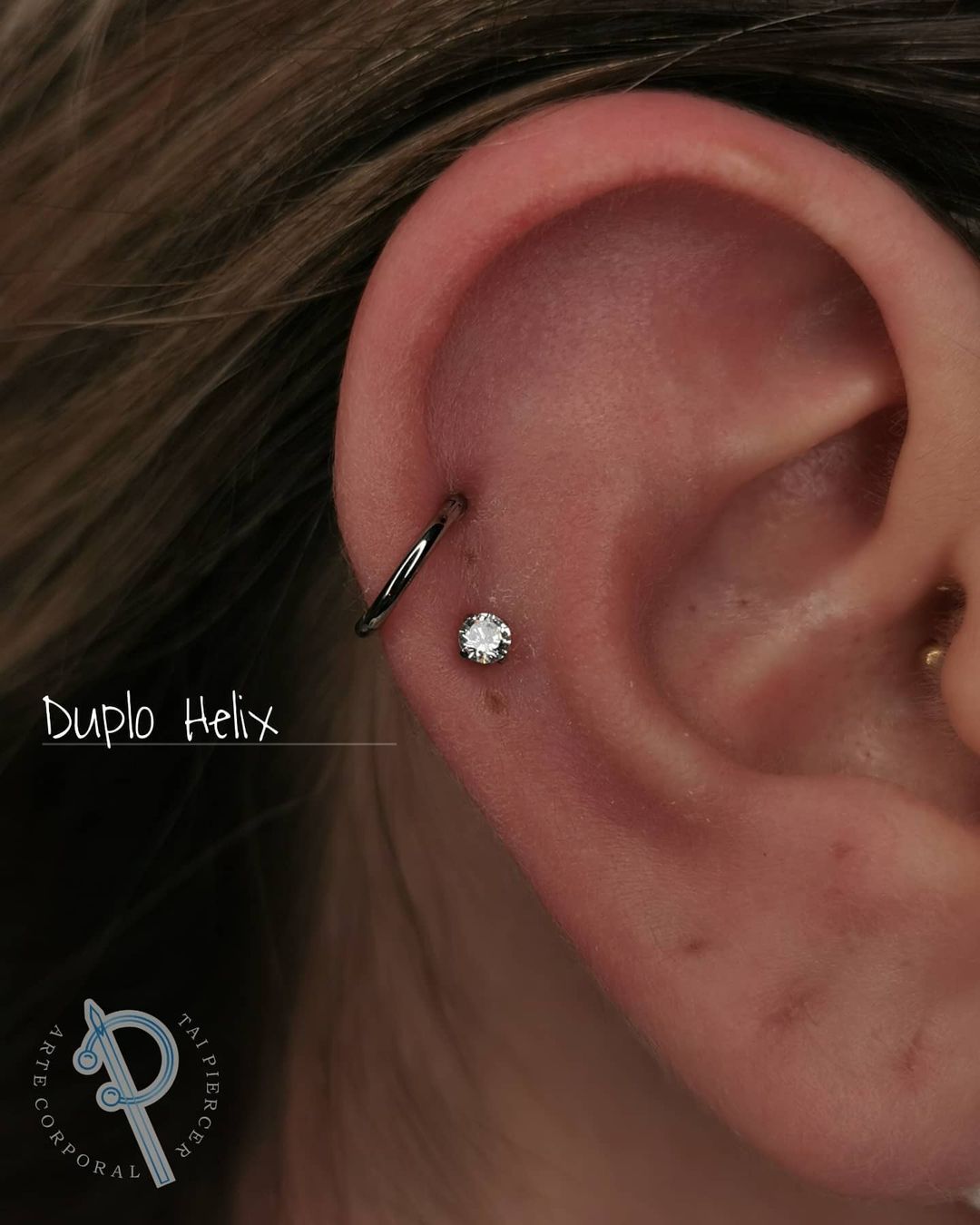 Helix Piercing met Zilveren Hoepel en Diamanten Oorbellen