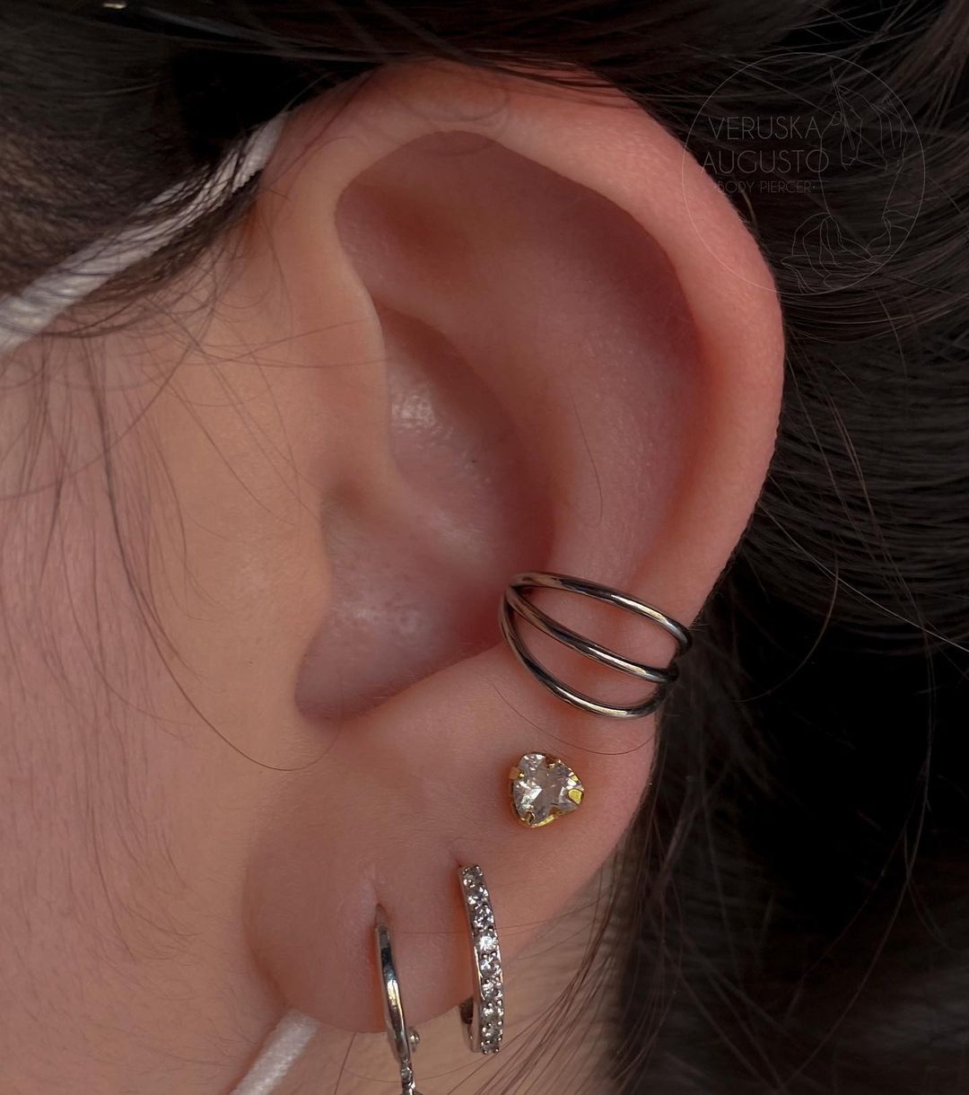 Oormanchet piercing met hartvormige oorbellen en diamanten hoepels