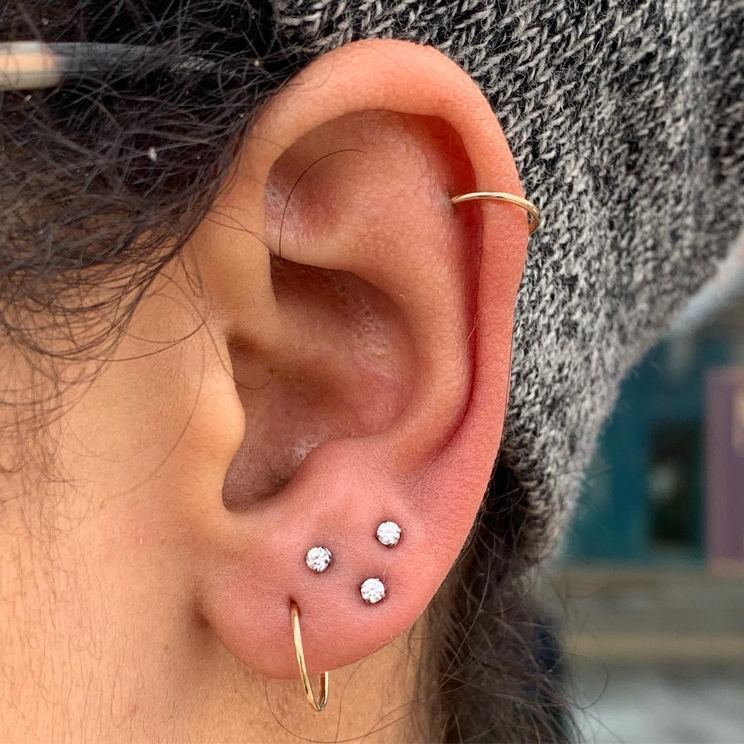 Triple Ear Piercing Stijl Met behulp van kleine strass oorbellen