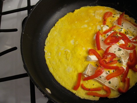 omelet ingrediënten in een pan