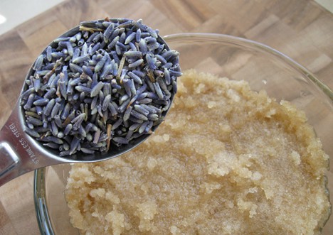 Twee oliën toegevoegd in de drie soorten suikers grondig gemengd in een kleine kom met toegevoegde lavendel en oliën