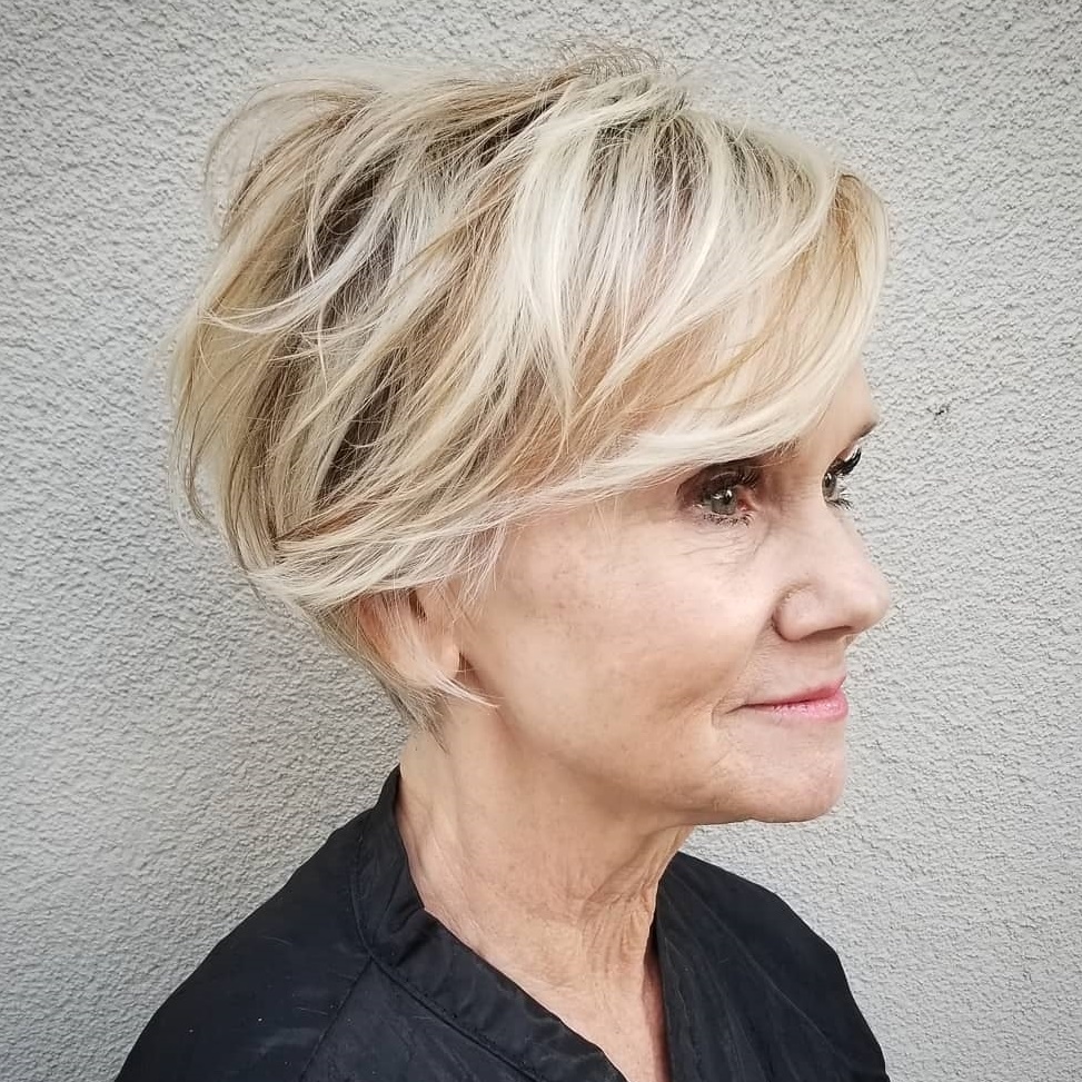 Feathered Blonde Pixie voor oudere vrouwen