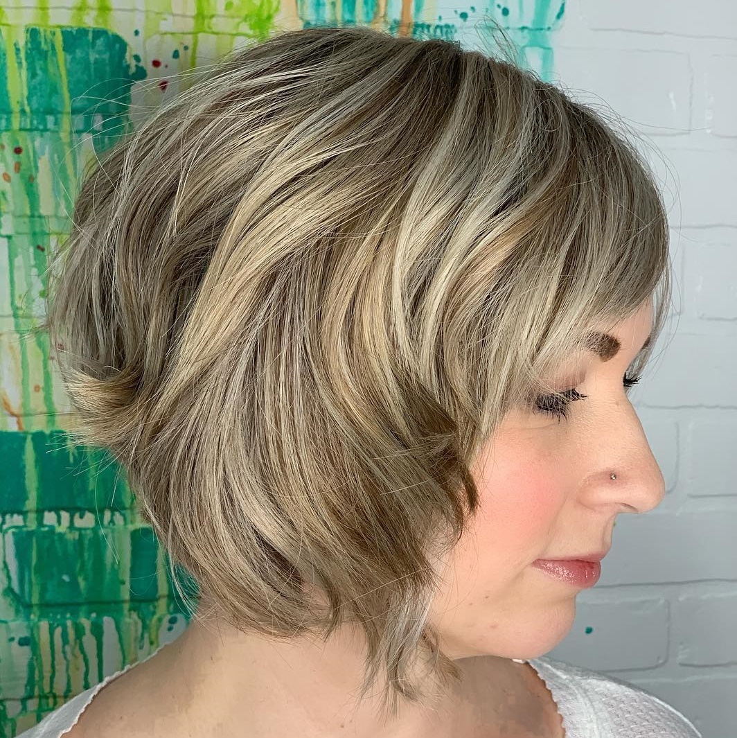 Blonde gelaagde bob met highlights