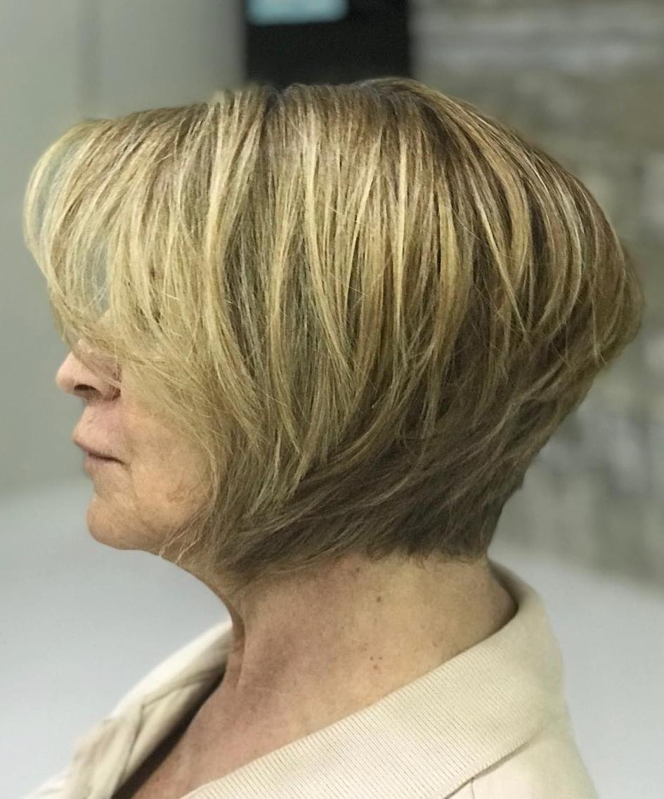 Gelaagde bob met side bangs voor dik haar