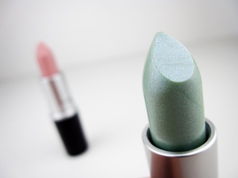 Nadere blik van MAC lipstick met mintgroene tint