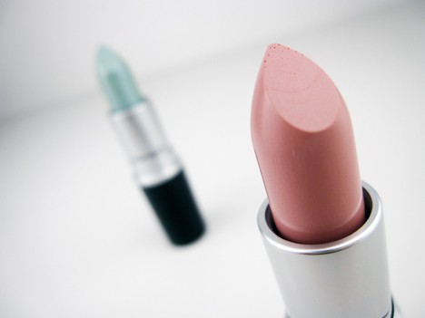 Nadere blik van MAC lipstick met fuchsia shimmer tint