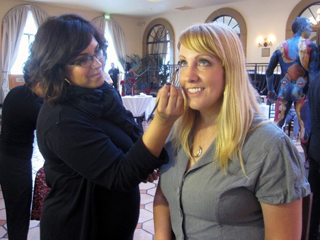 Een vrouw die haar make-up laat doen door celebrity make-upartiest Rachel Rose Desimone