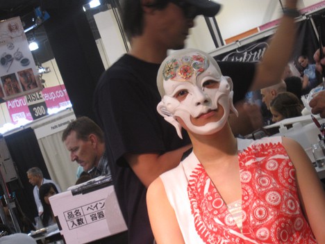 Een vrouw die een masker draagt