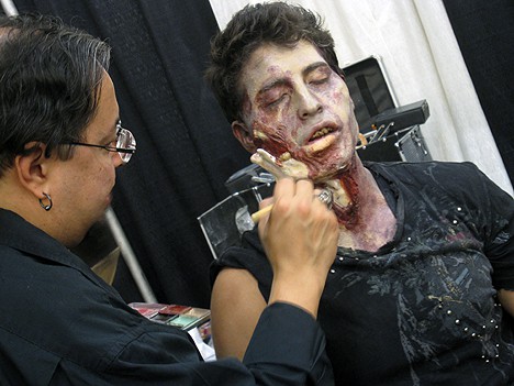 Beroemde make-up artiesten die zombie make-up aanbrengen