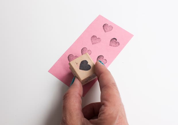 Een roze papier gestempeld met hartjes
