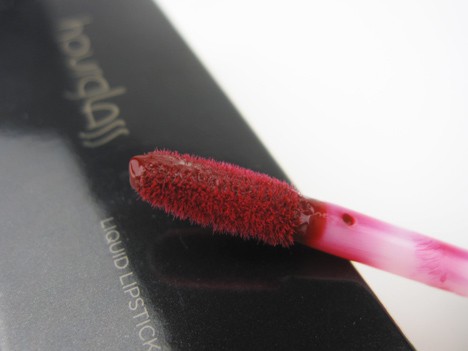 Ondoorzichtige Rouge Liquid Lipstick in Icon met een rijke blauwe bloedrode tint Swatch