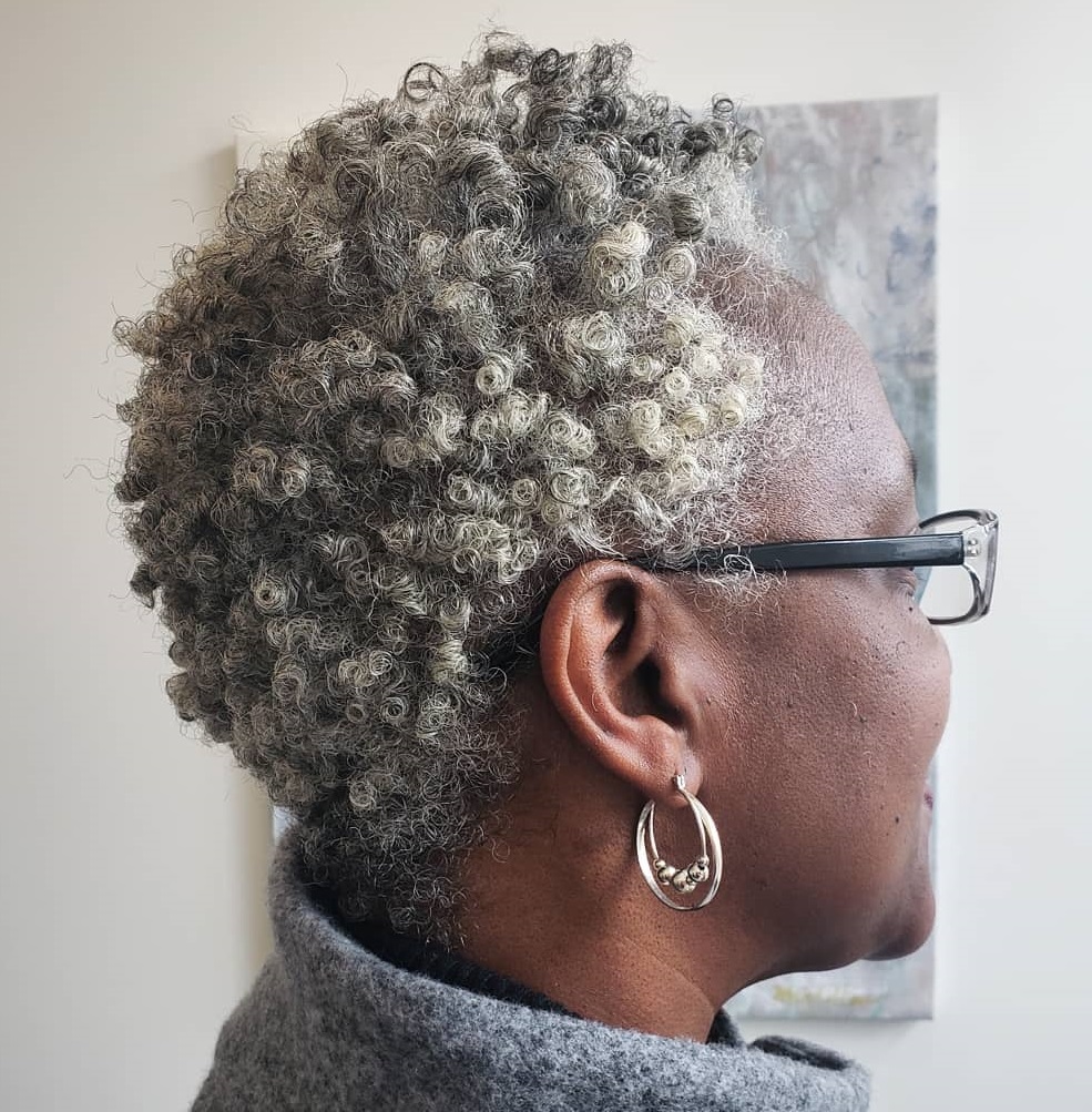 Kort grijs kapsel voor zwarte vrouwen ouder dan 50