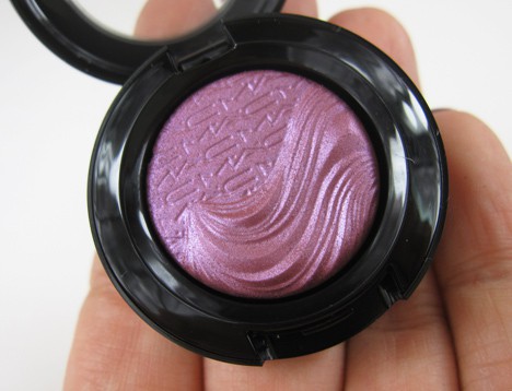 Extra Dimension Eye Shadows in een mid-tone stoffig violet dat gelaagd kan worden om er meer fuchsia /magenta schaduw uit te zien