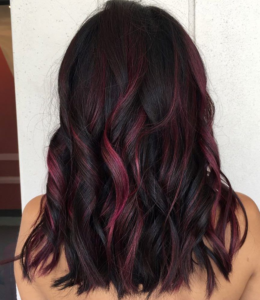 Zwart haar met roze en paarse highlights