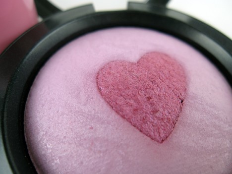 MAC blush in een lila roze met een glinsterend magenta hart