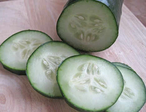 Komkommers in meerdere stukken gesneden