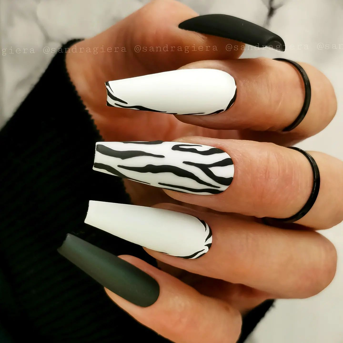 Lange zwart-witte nagels