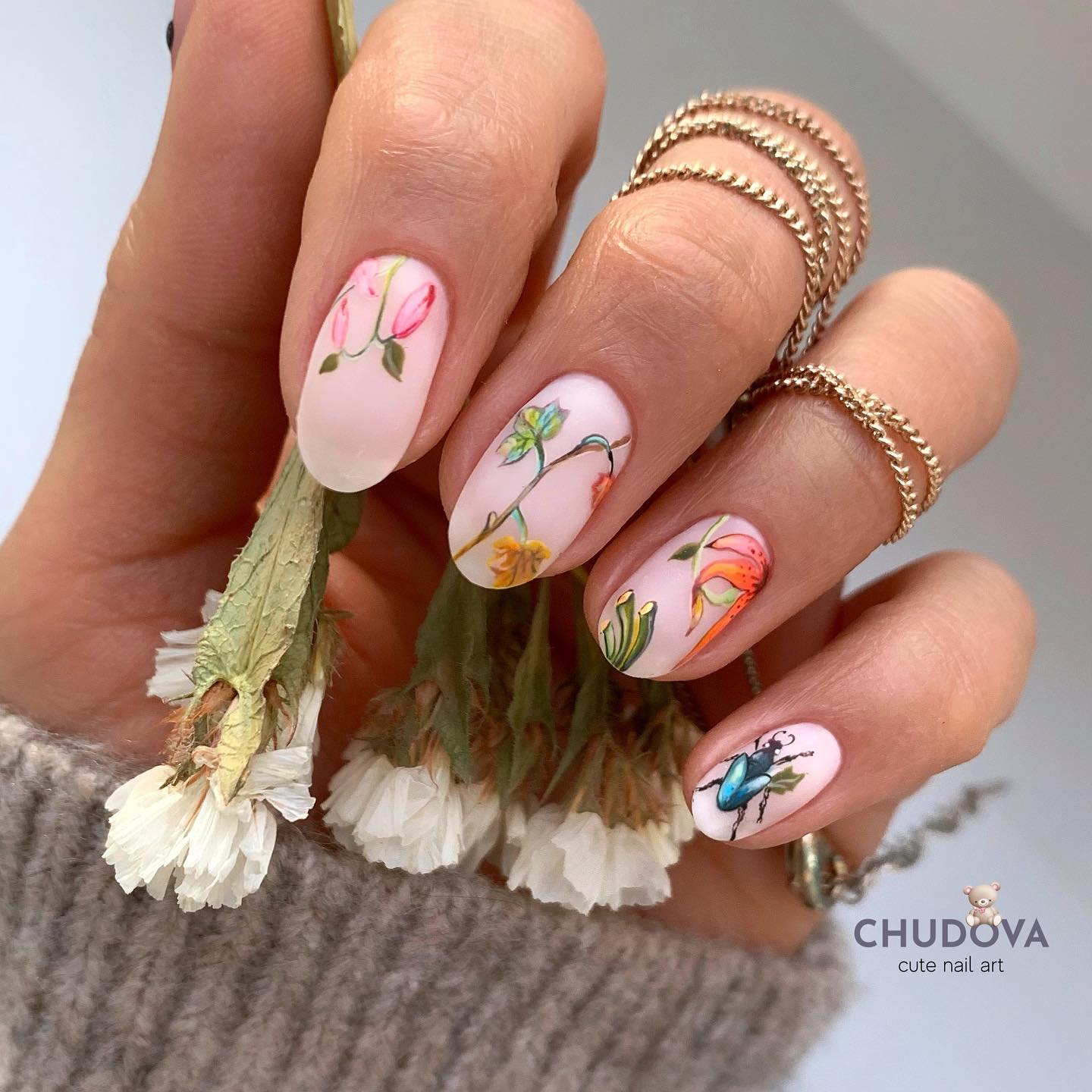 Korte nagels met bloemendessin