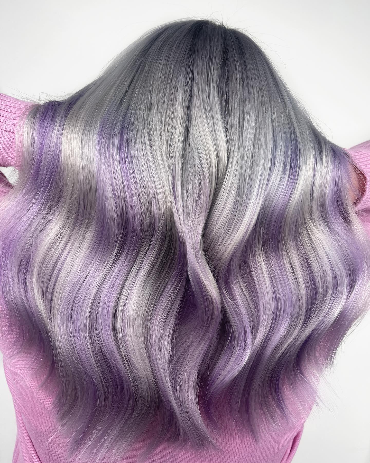 Lang glanzend haar met lavendel kleur hints