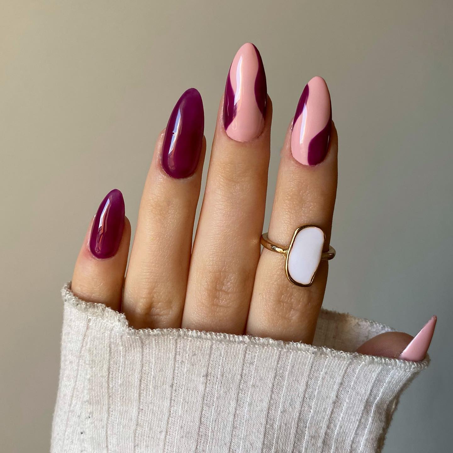 Lange glanzende bordeauxrode nagels met roze wervelingen
