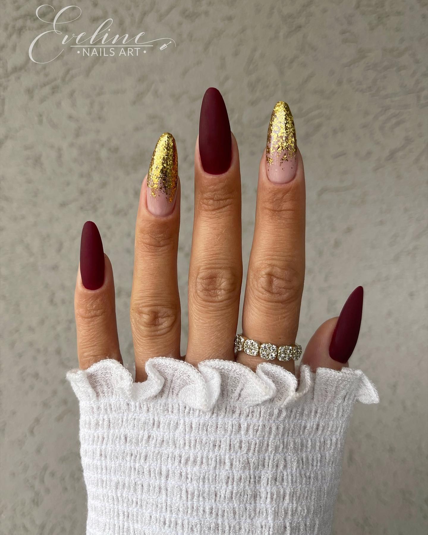Lange donkerrode nagels met gouden glitter