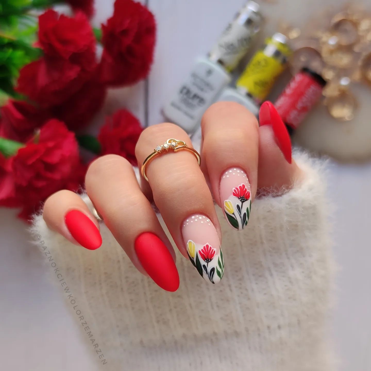 Lange matte rode nagels met bloemendessin