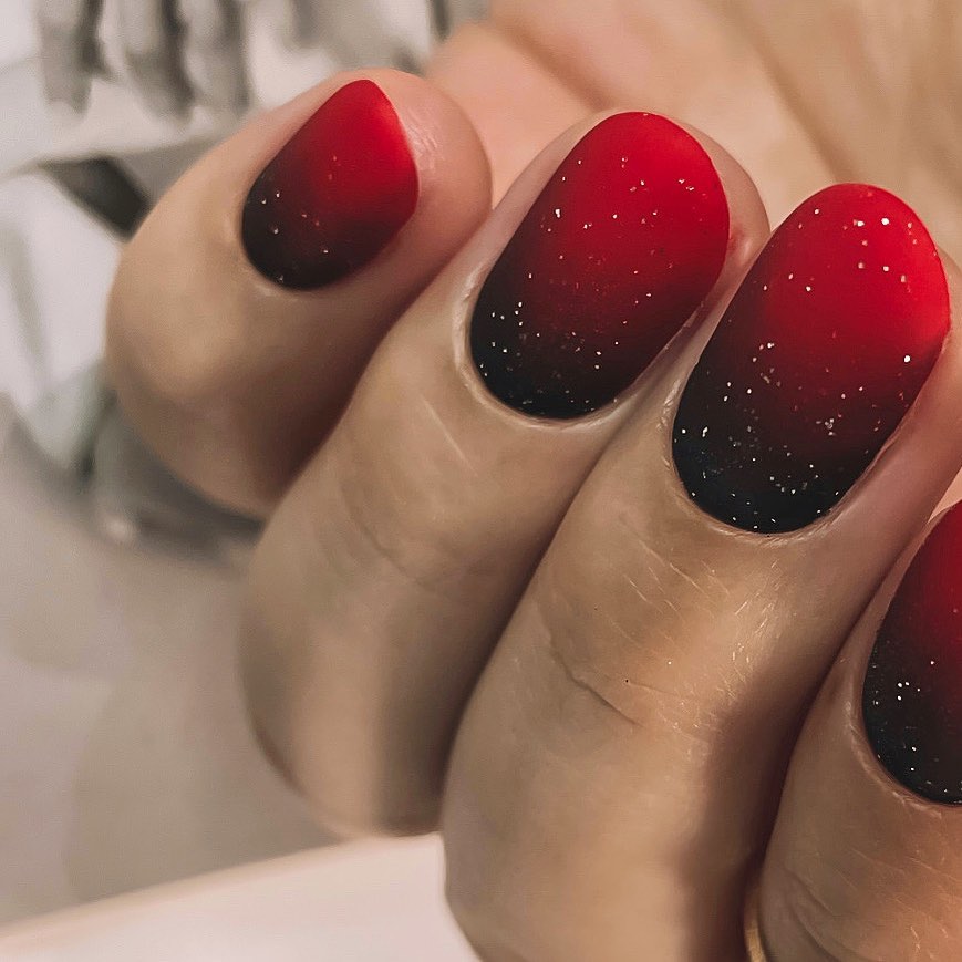 Korte ronde rode Ombre nagels met glitter