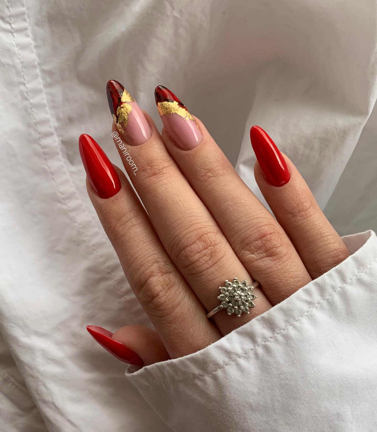 Lange rode nagels met goudfolie