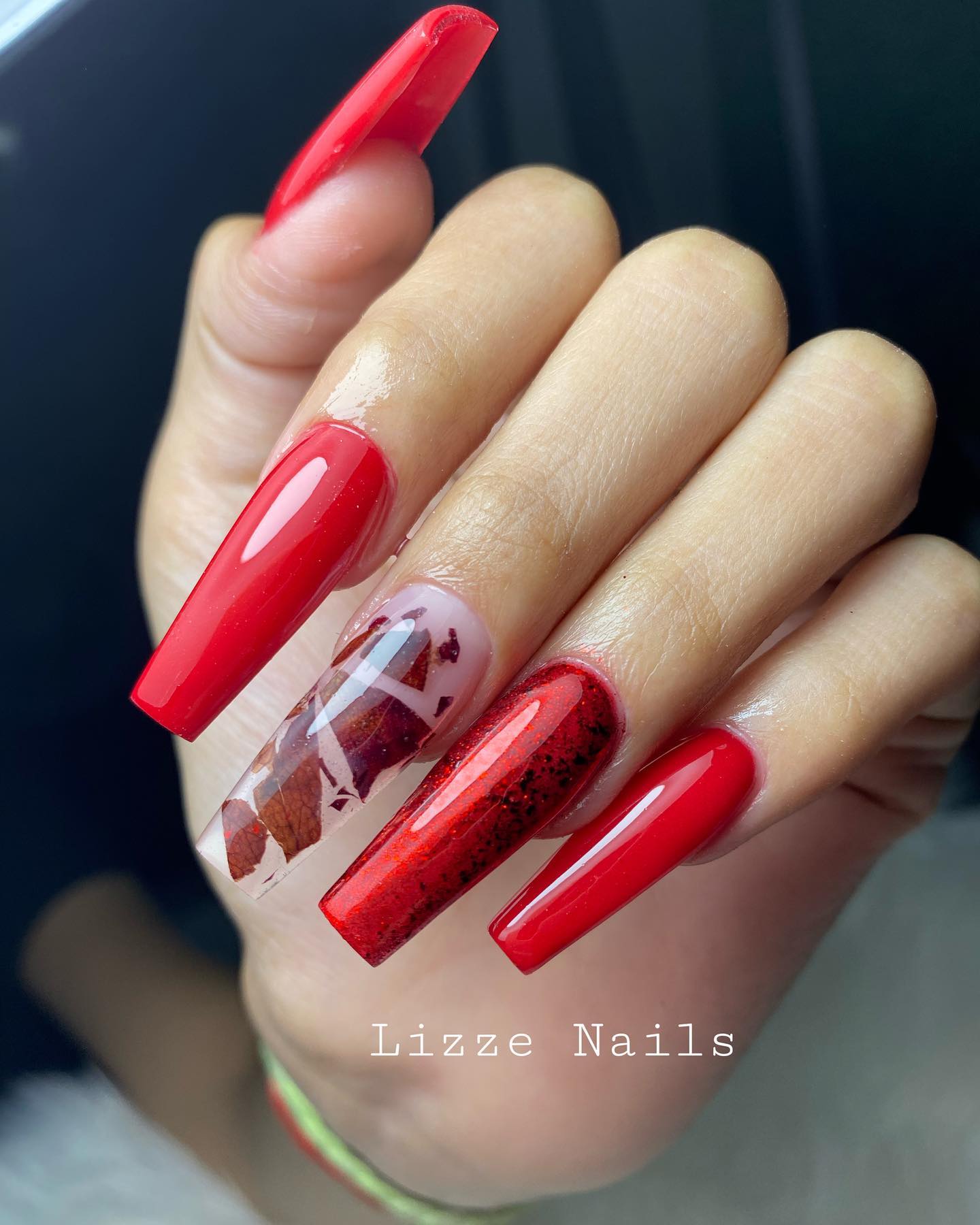 Lange kist rode nagels
