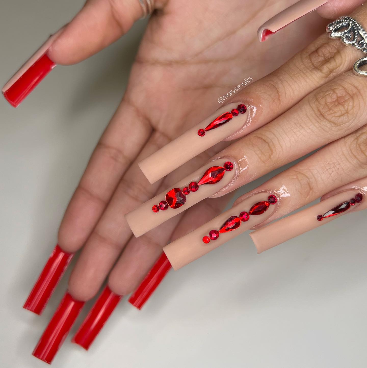 Lange vierkante matte nagels met kristallen en rode broekjes