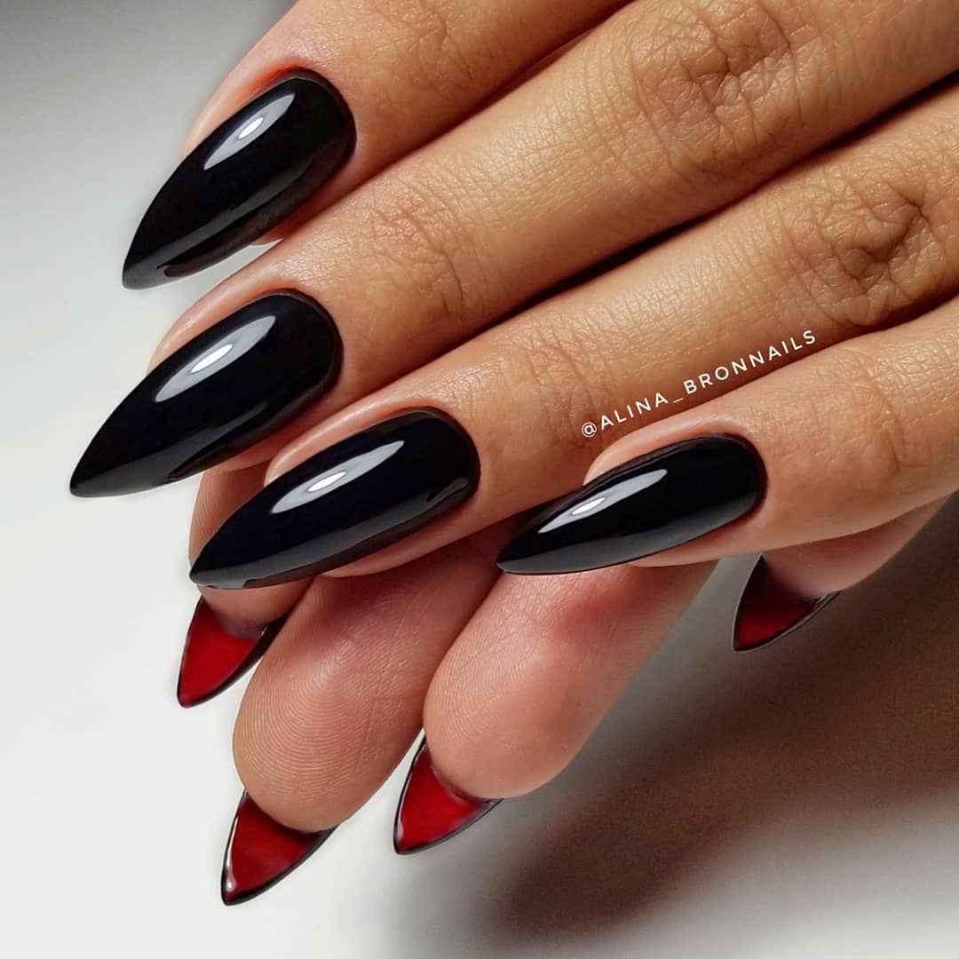 Glanzende zwarte nagels met rode broekjes