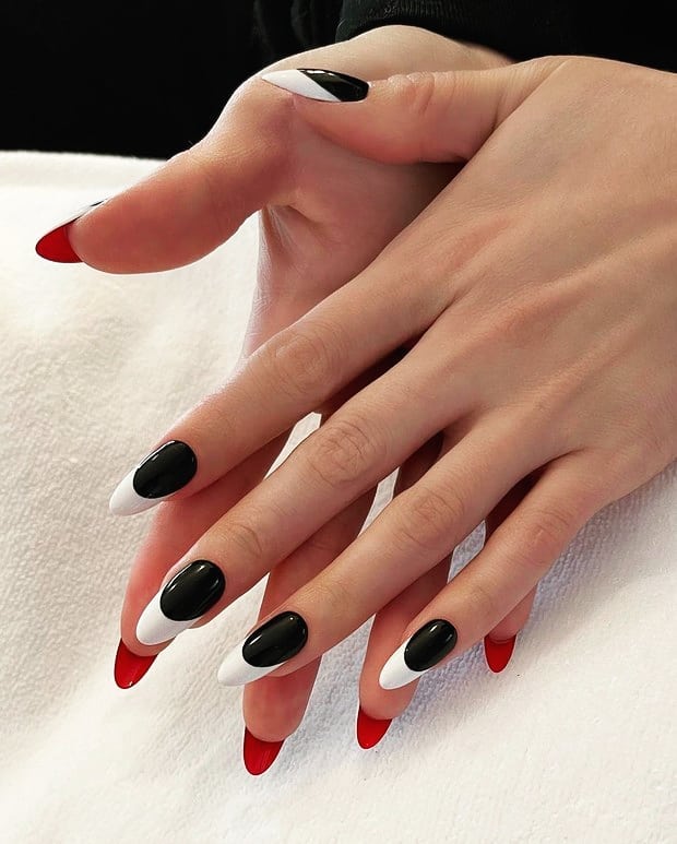 Glanzende zwarte nagels met witte uiteinden en rode broekjes