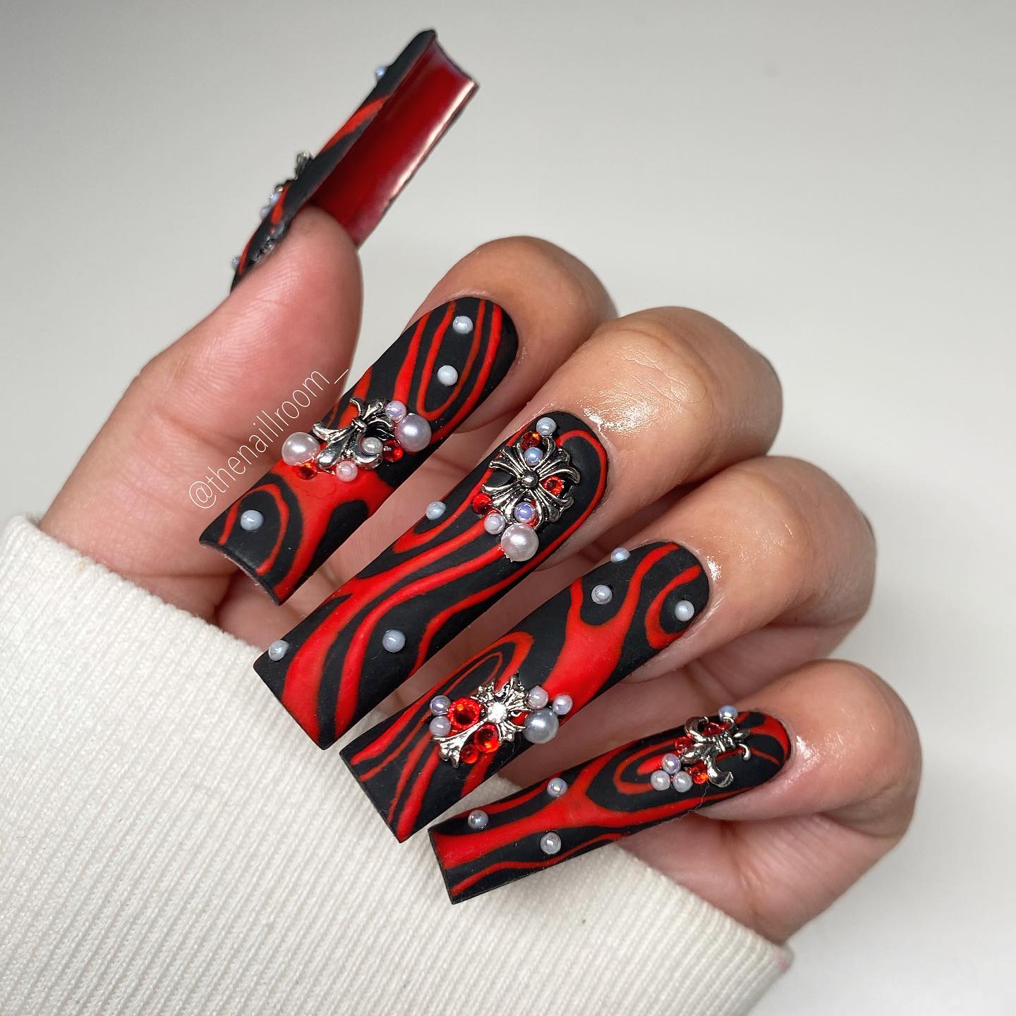 Lange vierkante matte zwarte en rode nagels met parels