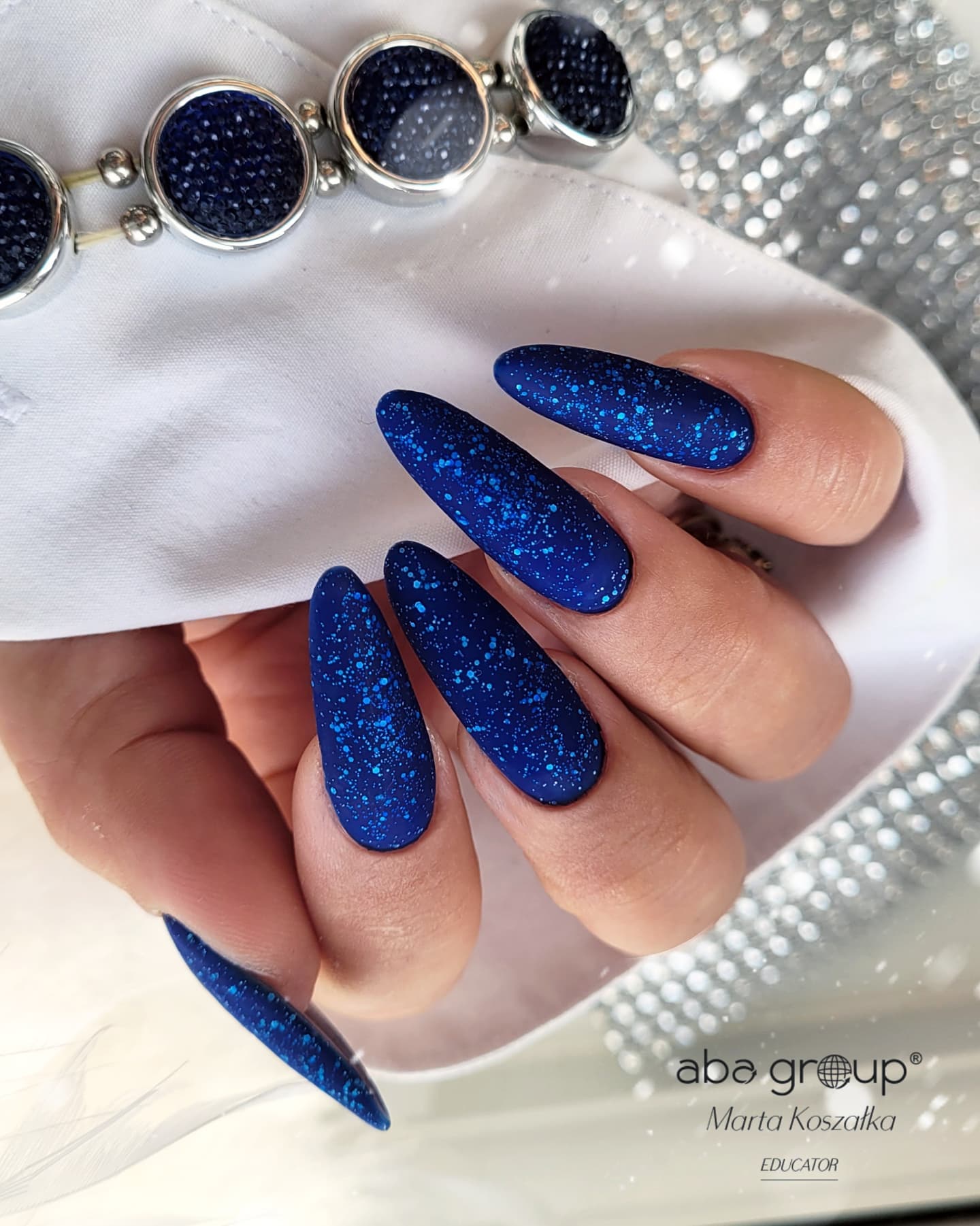 Lange ronde sprankelende donkerblauwe nagels