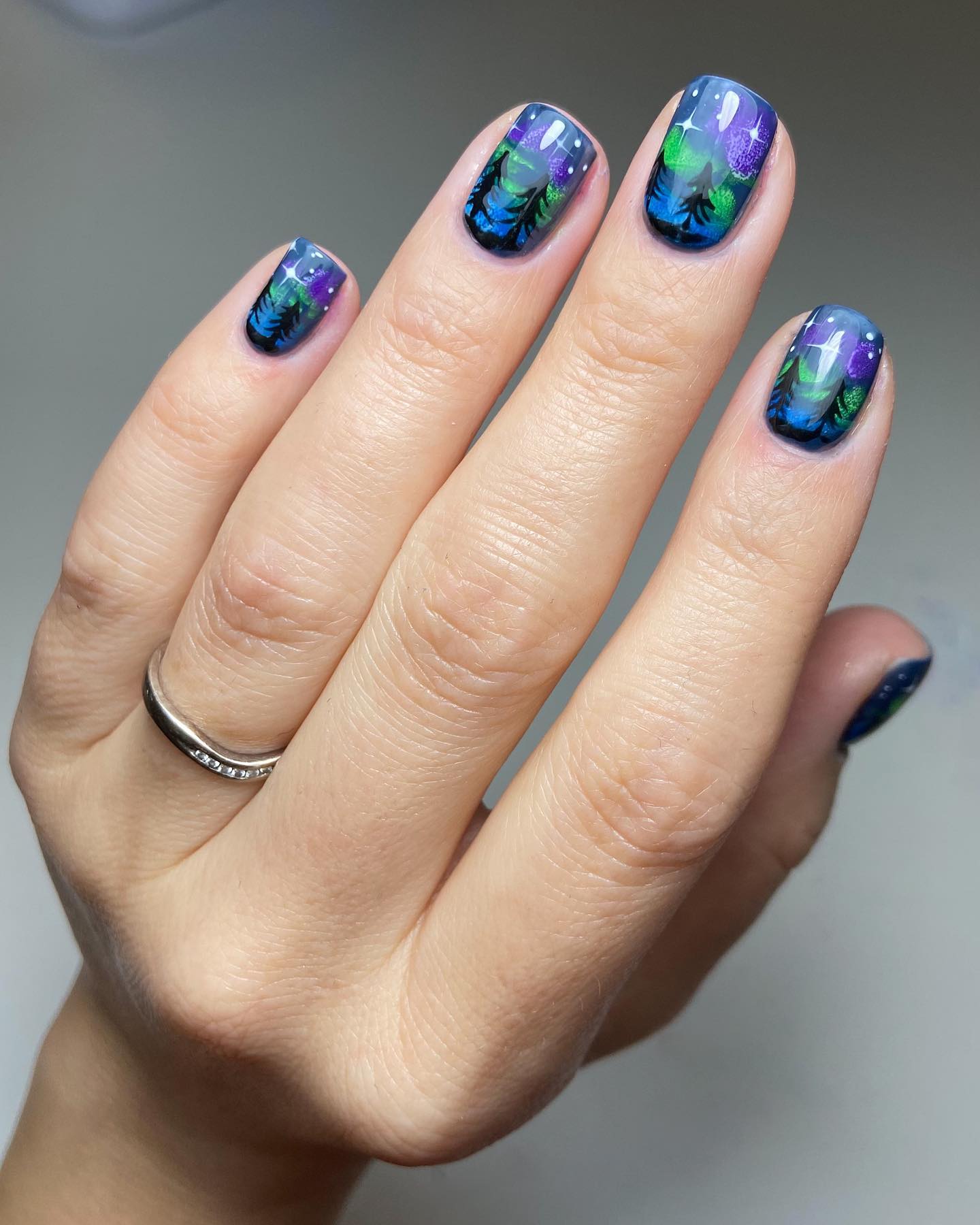 Korte vierkante noorderlicht blauwe en groene nagels