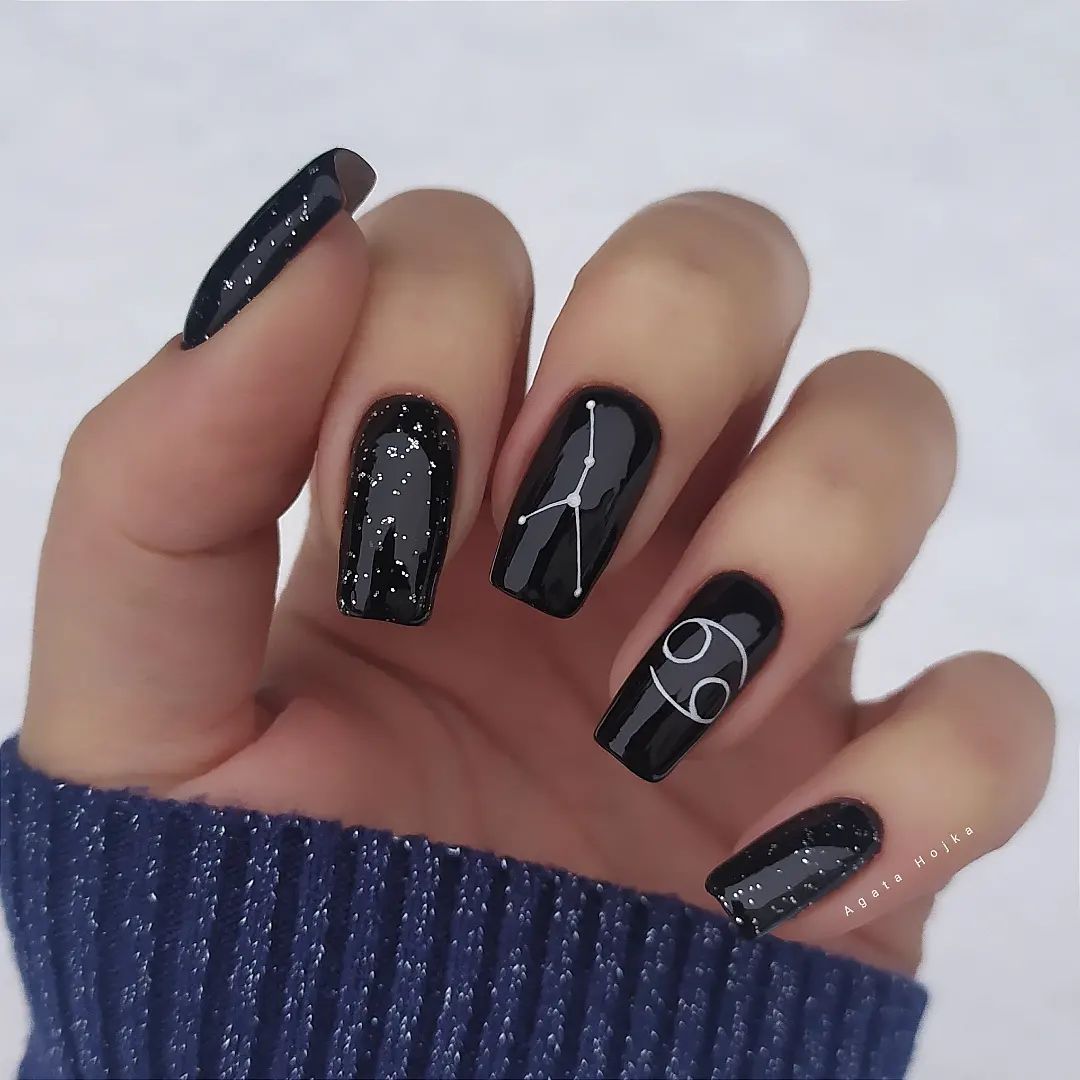 Lange vierkante zwarte glanzende nagels met witte stippen