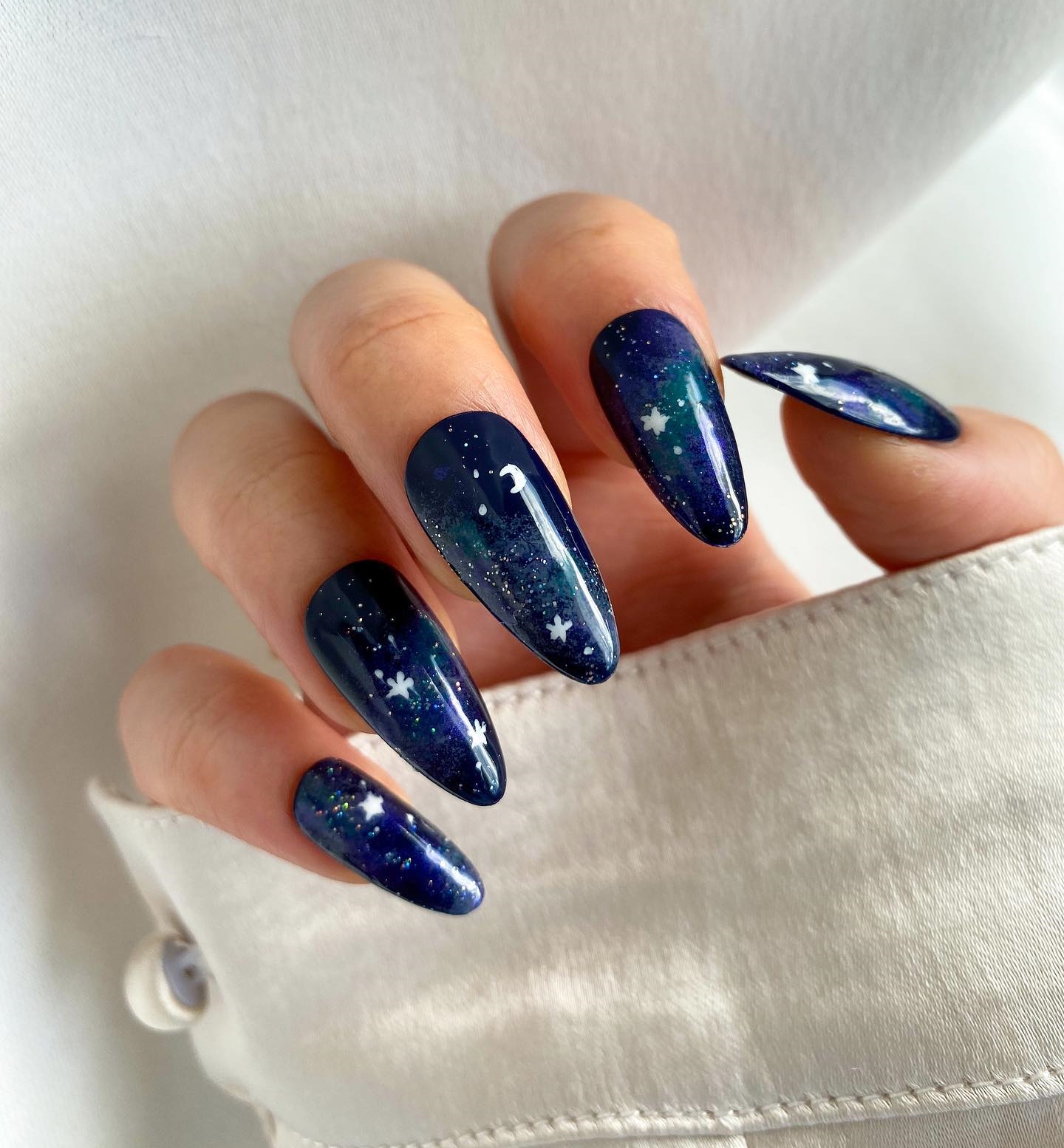 Lange ronde donkerblauwe Galaxy nagels 