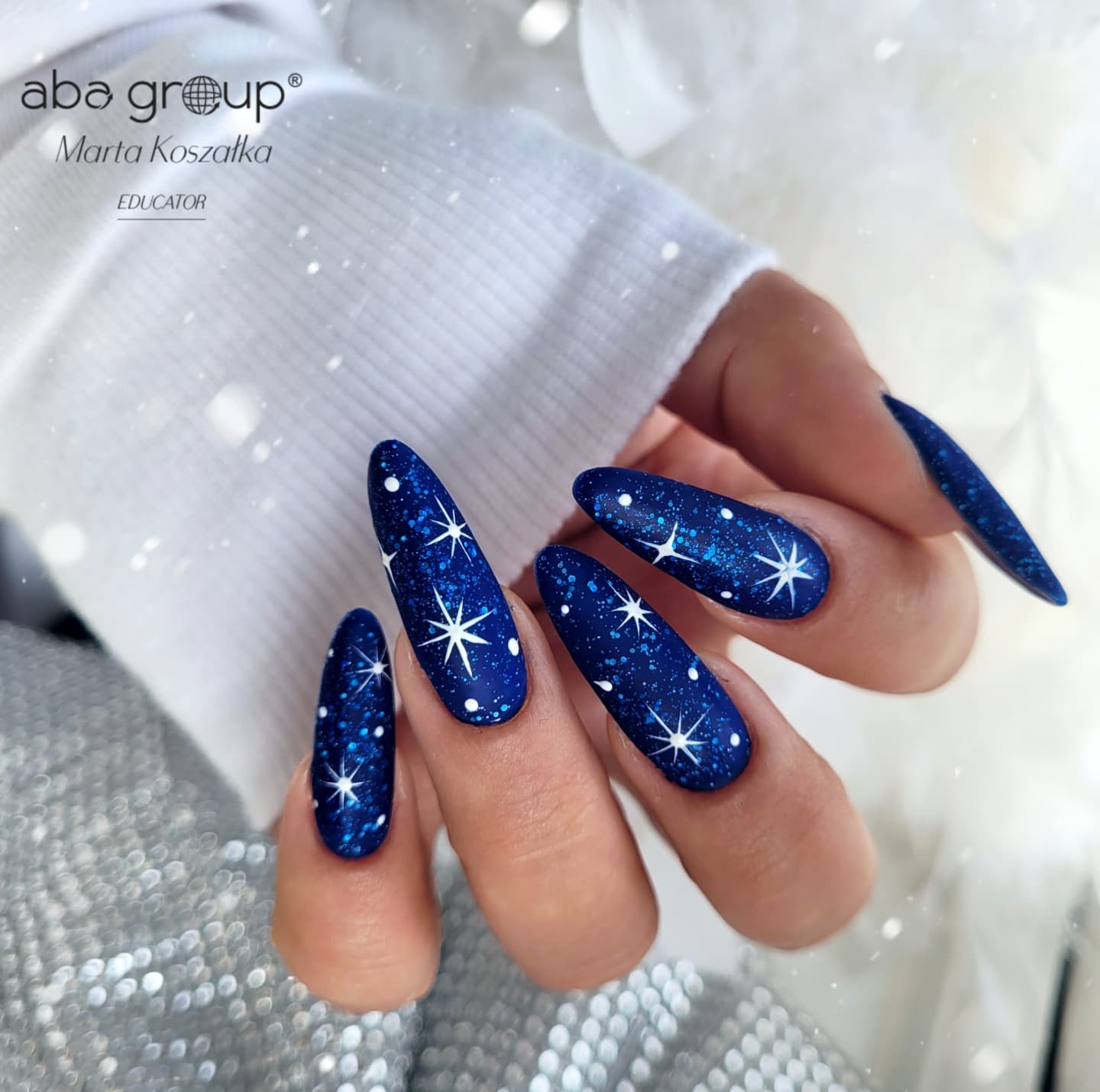 Lange ronde donkerblauwe nagels met witte sterren