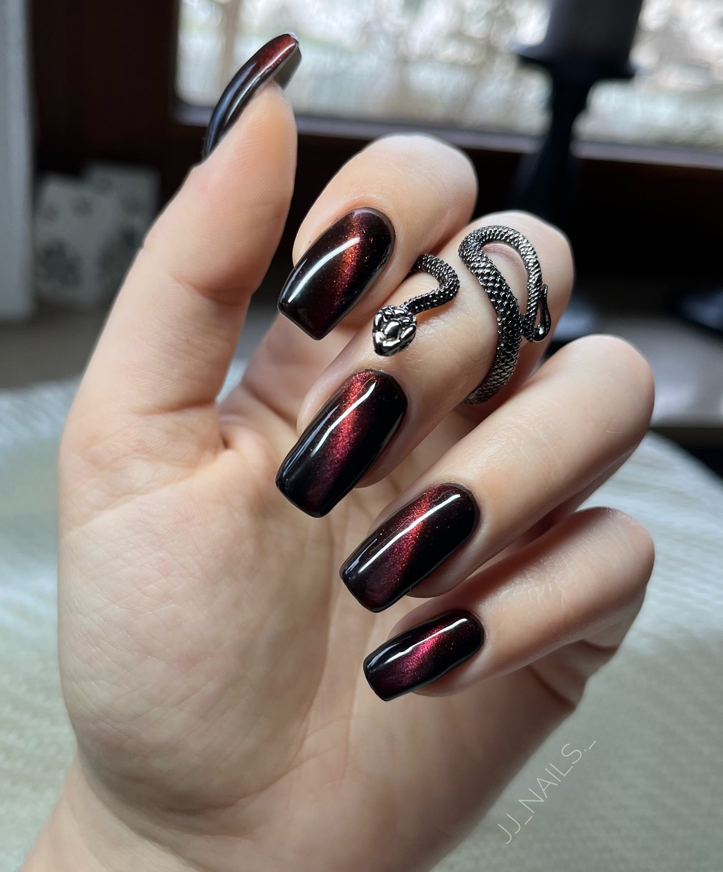 Vierkante zwarte glanzende nagels met rode magnetische schitteringen