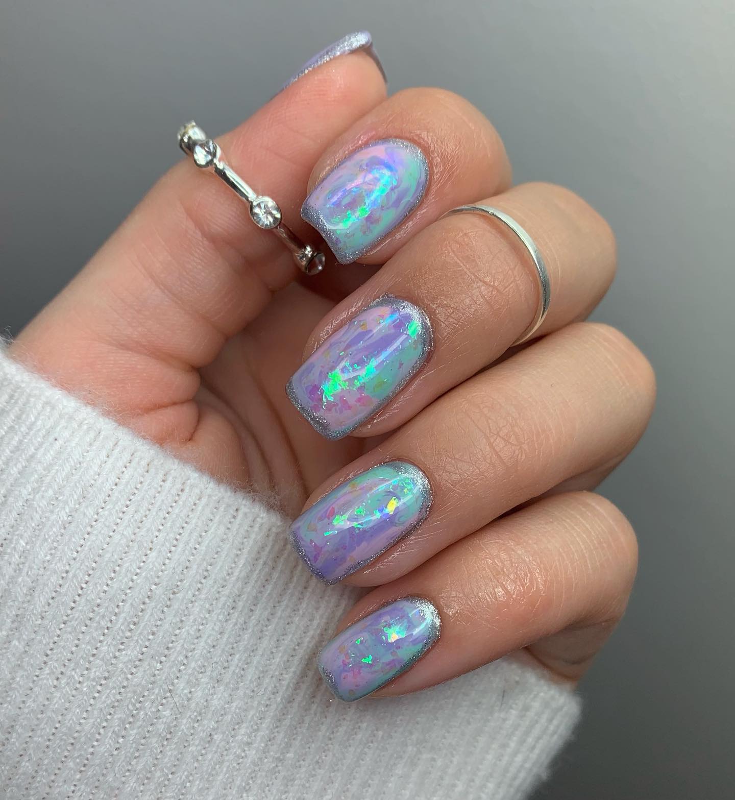 Korte vierkante pastel opaal nagels