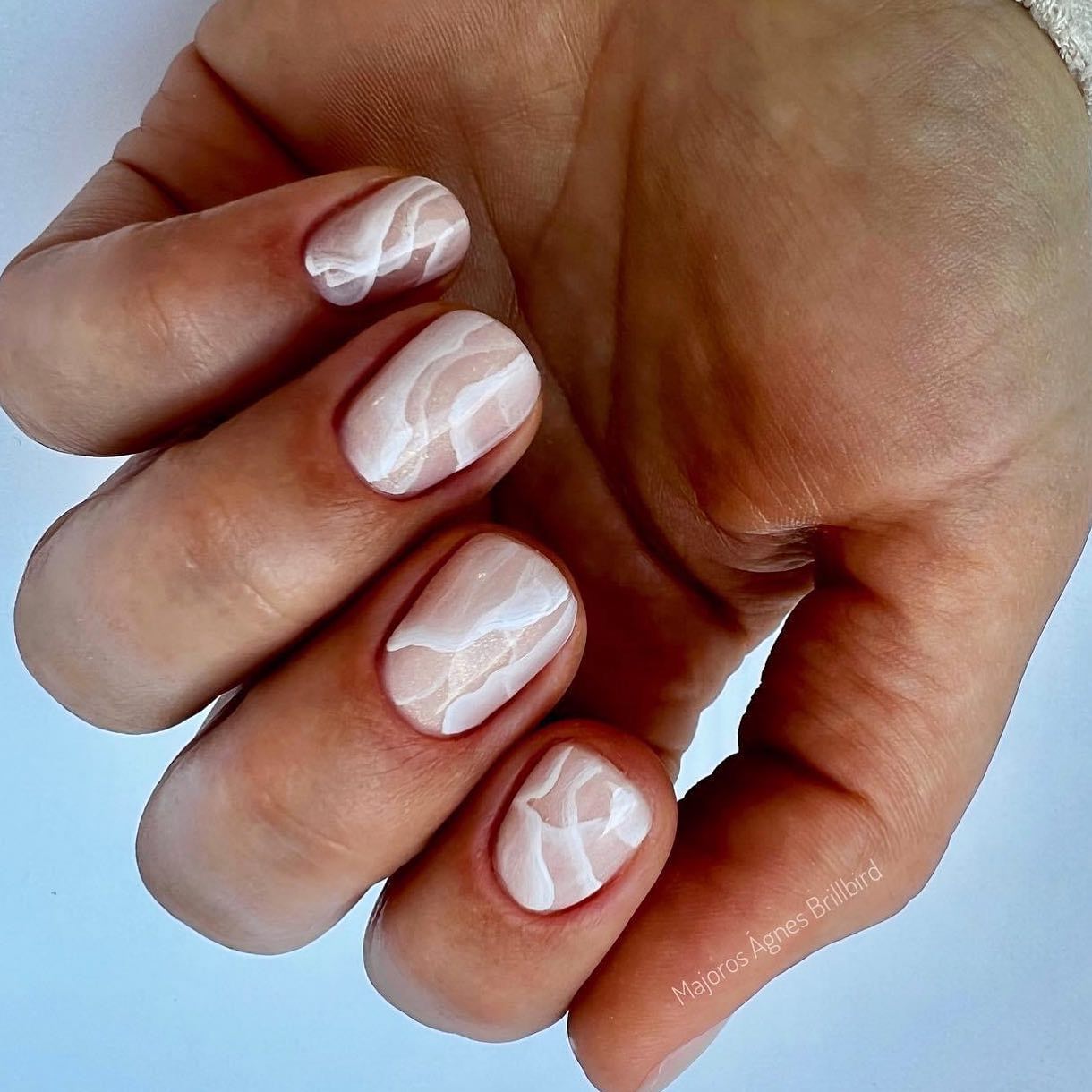 Korte witte marmeren nagels