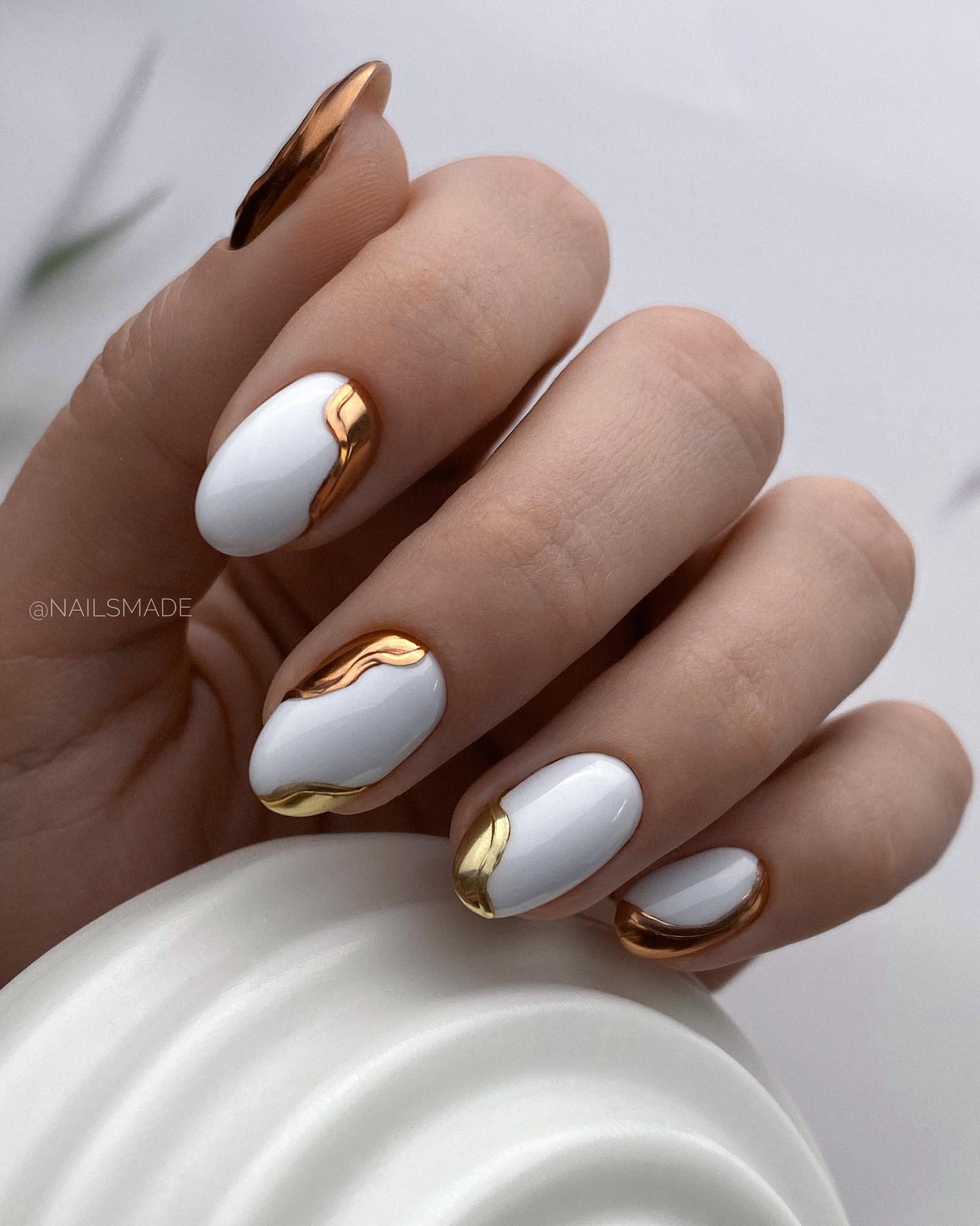 Korte witte en gouden nagels