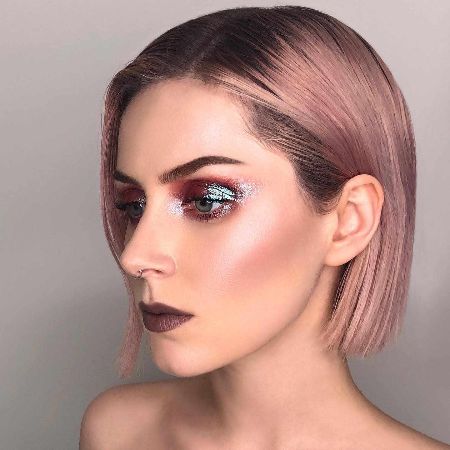 Shiny Eyeshadow Make-up met Bruine Matte Lipstick