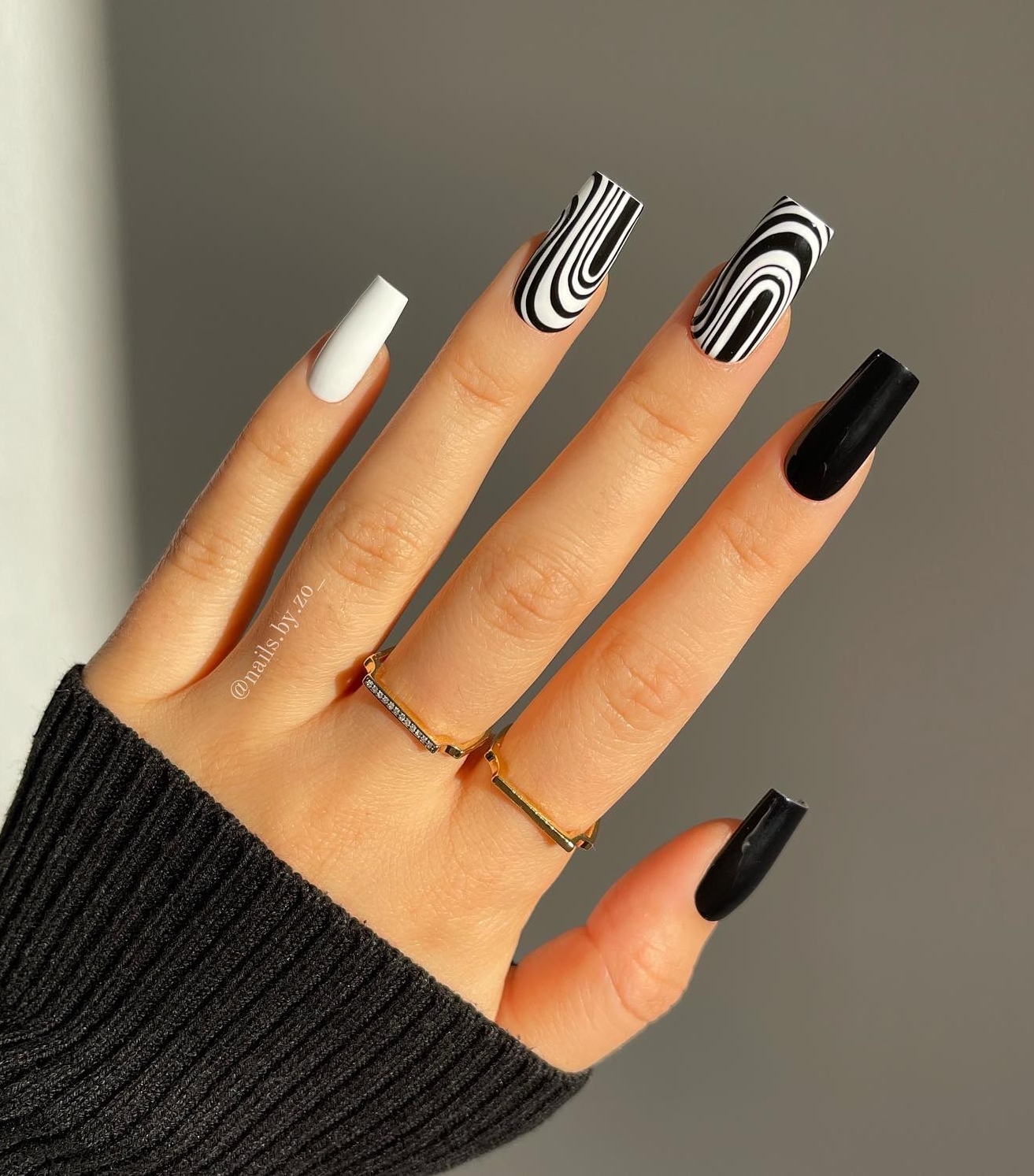 Lange vierkante nagels met geometrisch zwart-wit ontwerp