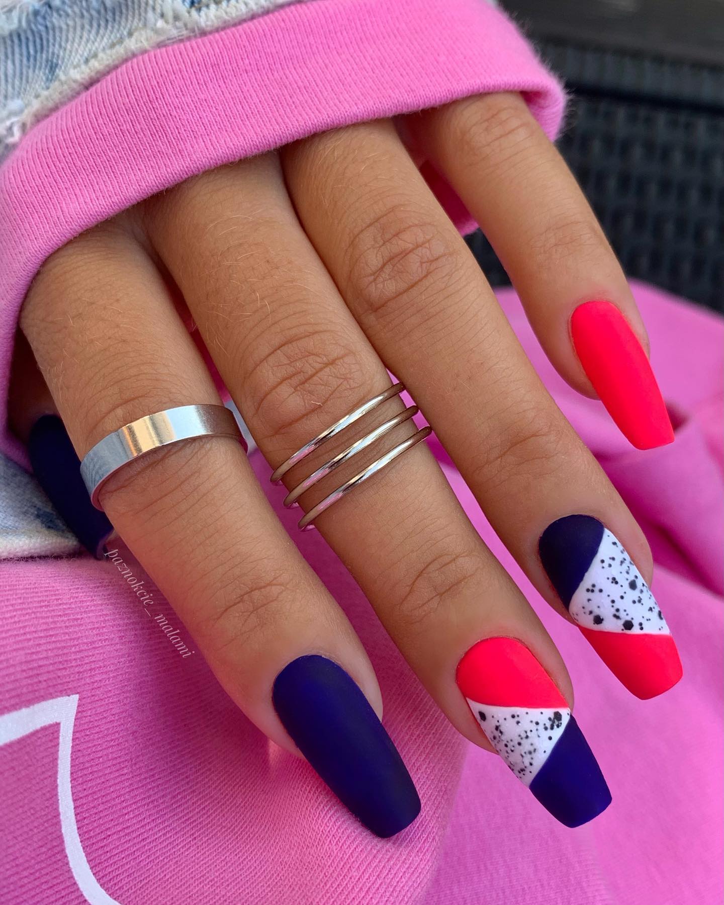 Lange donkerblauwe nagels met rood en wit geometrisch ontwerp
