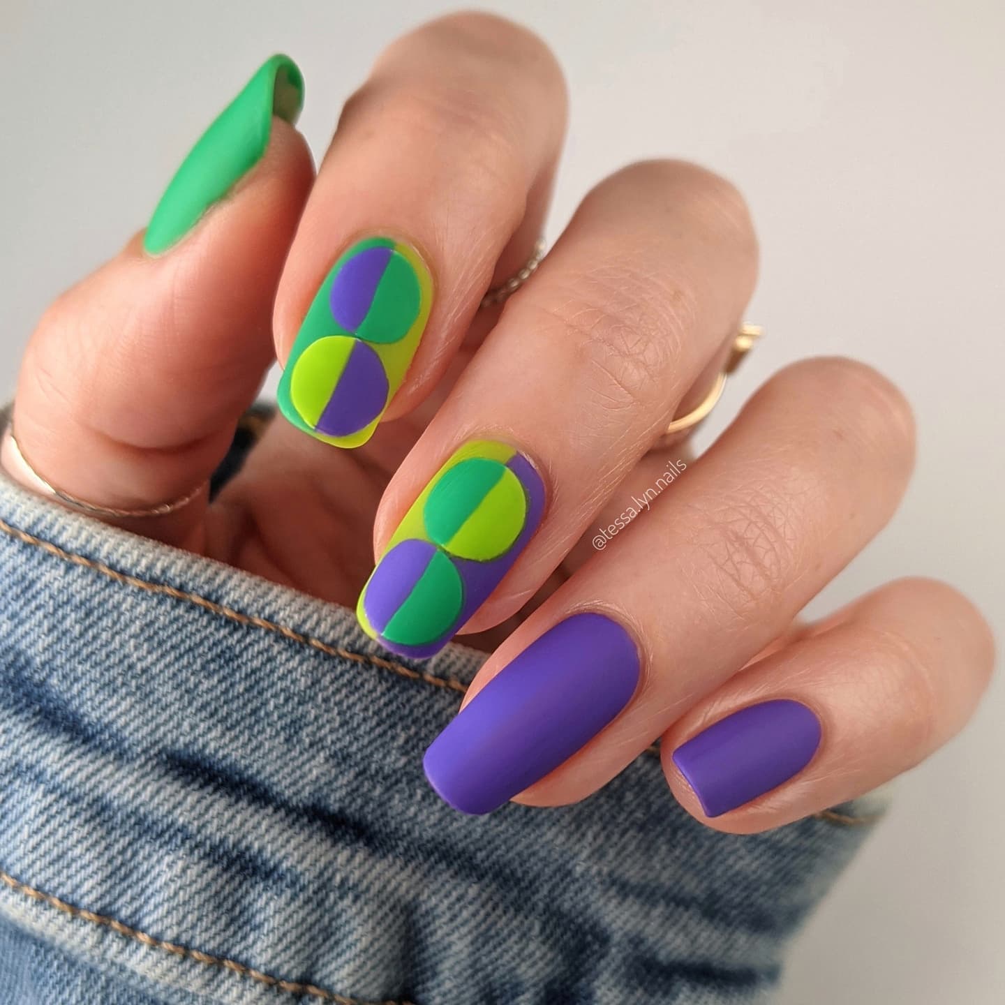 Ronde matte groene en paarse geometrische nagels